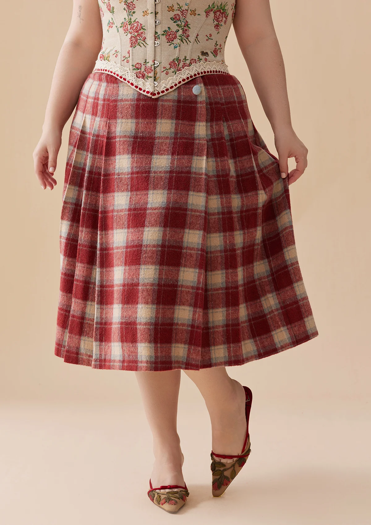 Curve & Plus Rosey Christmas Cottage Skirt - Thrancidy